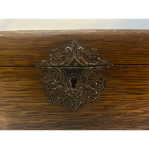 Cigar Box - Antique circa 1890s - Tiger Oak with Metal Ornate Corner Mounts - Picture 9 of 16
